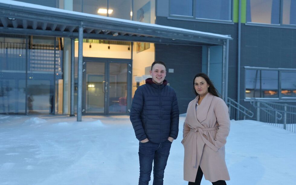 Roar Nesbø (29) og Mariell Haugli (25) er begge i Porsanger Arbeiderpartis arbeidsgruppe for et ungdomstilbud i Lakselv. De ønsker å se på mulighetene for å gjøre hybelbygget om til et ungdommens hus.
 Foto: Sara Olaussen Stensvold