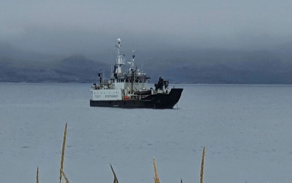 Kyst­ver­kets far­tøy OV «Bøk­fjord» og OV «02» er med på ar­bei­det som nå ut­fø­res langs kys­ten. Bil­det er tatt i Var­an­ger­fjor­den. 
FOTO: TOR­BJØRN IT­TE­LIN