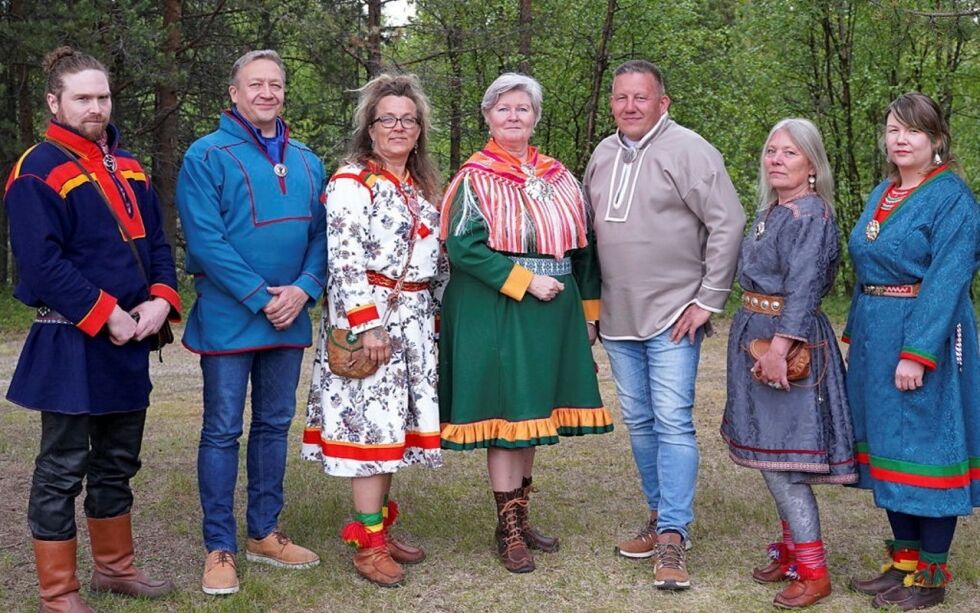 NSR og Sp sin fraksjon i plan- og finanskomiteen. Beaska Niillas (NSR), Tor-Gunnar Nystad (NSR), Ann Karin Kvernmo (NSR), Elisabeth Erke (Sp), Per Johnny Sara (NSR), Kristin Sara (NSR) og isa Marit Pentha Stavsøien.
 Foto: Anne Henriette Nilut