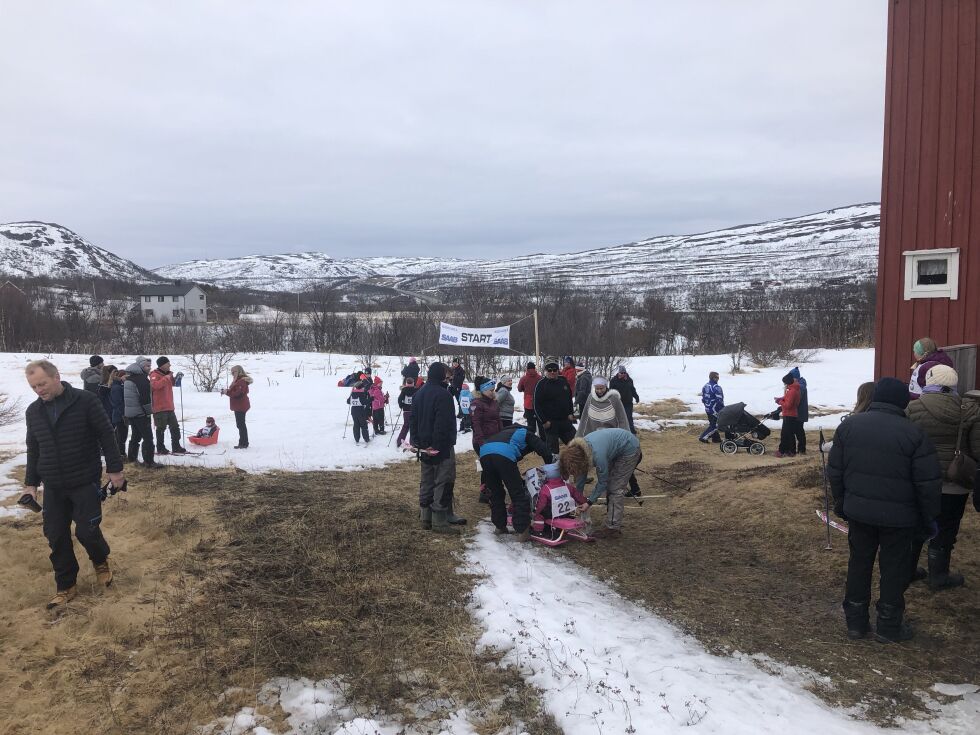 Sneen rundt låven til Johnsen var mye smelta bort, men barna som deltok brydde seg ikke særlig mye om det variable føret i løypa.
 Foto: Odd Ivar Nilsen