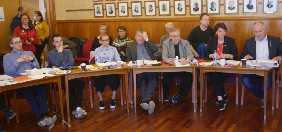 De bidro til flertallet som gikk inn for at Nordkapp-platået skal reguleres til privat, og ikke til offentlig, formål. Fra venstre Chris Thomas Jørgensen, Andreas Børvik, Hilde Fagerhaug, Roger Hansen, Werner Hansen, Gry Jørgensen og Kjell-Valter Sivertsen – alle fra Nordkapp Arbeiderparti.
 Foto: Geir Johansen