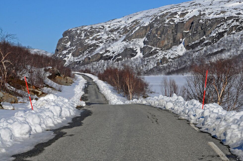 I helga var Grensen-veien åpen til Holmvannet, og denne uka vil den være åpen helt frem til sjøen. Her ser vi Langvannet til høyre.
 Foto: Hallgeir Henriksen