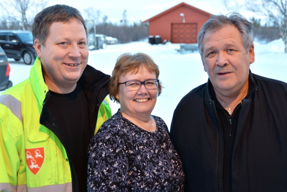 igbjørn Sarre (til venstre), Ann-Karin Pedersen og Tor Jensen håper mange finner veien til årets Scooter- og fritidsmesse i Lakselv.
 Foto: Sonja E. Andersen