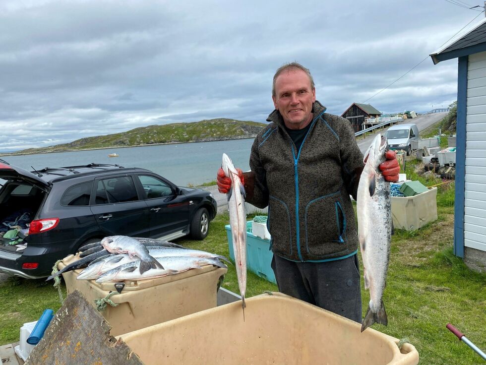 Trond Kristiansen foretrekker å selge privat, og spesielt etterspurt er laksen fra tre til fem kilo.
 Foto: Hallgeir Henriksen