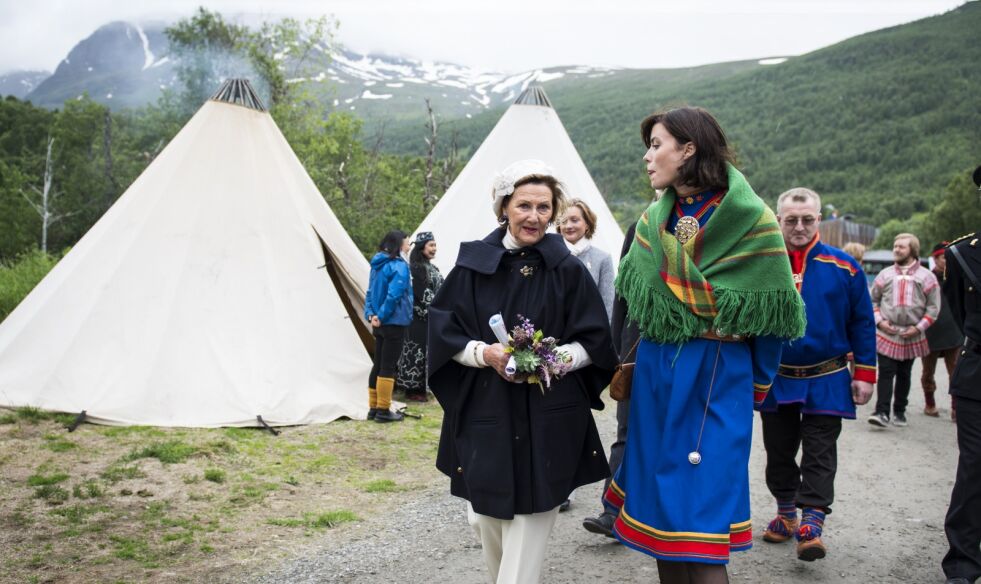 Festivalsjef Karoline Trollvik småpratet med dronning Sonja mens hun fulgte henne gjennom Riddu Siida torsdag ettermiddag. Dronningen smilte og lo flere ganger i løpet av den korte turen.
 Foto: Frøydis Falch Urbye