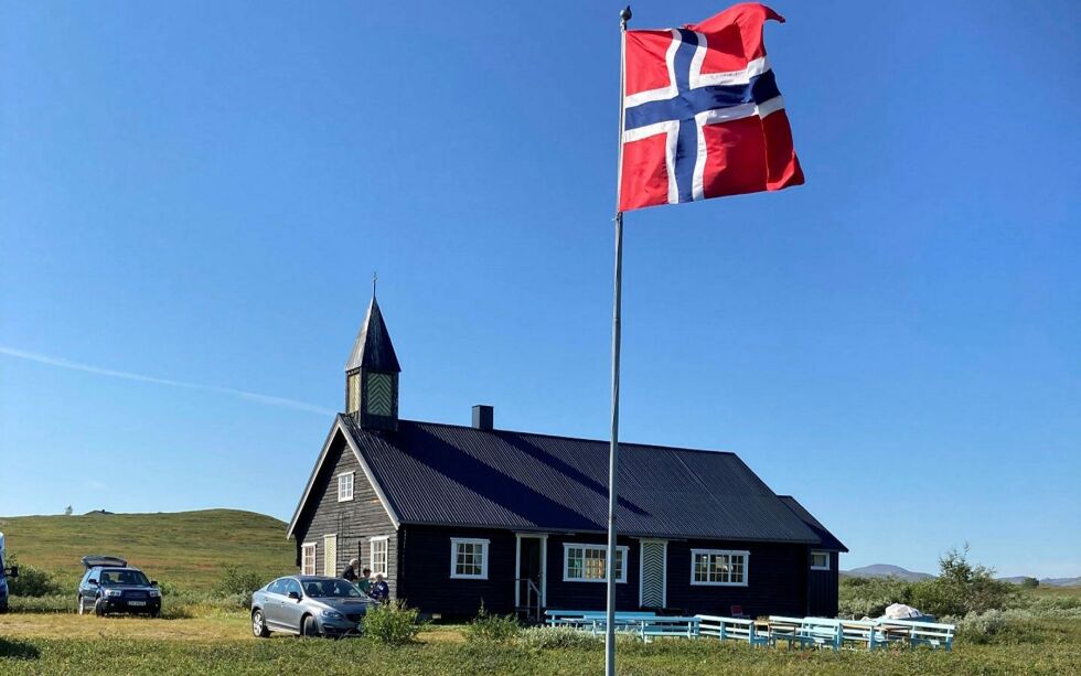 Sennalandet fjellkirke ligger vakkert til på Áisaroaivi.
 Foto: Anthon Sivertsen