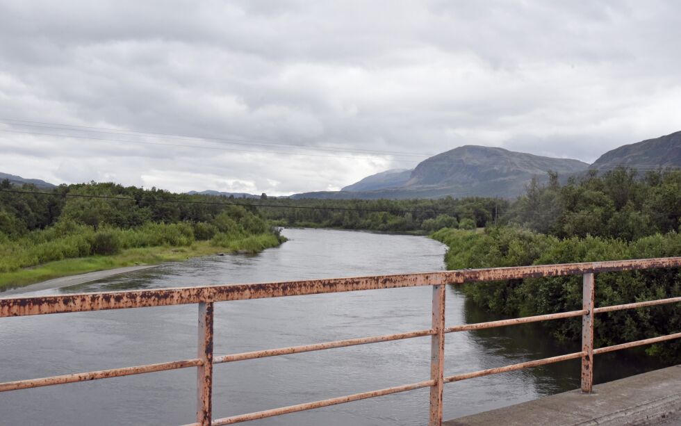 Leteaksjonen tok utgangspunkt i området fra Holmen bru i Lakselv og videre oppover elva. Etter fem timer med søk ble den savnede funnet i live og overlatt til helsevesenet.
 Foto: Irene Andersen