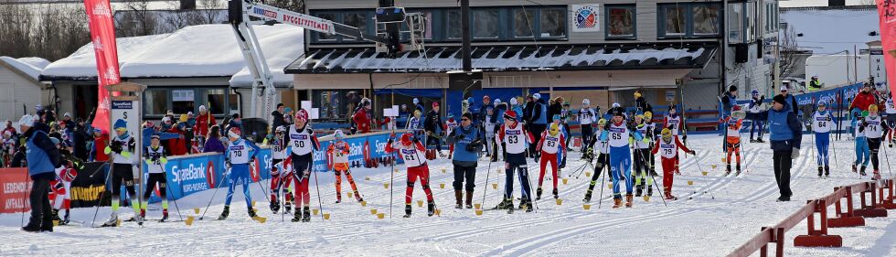 Her er det klart til fellesstart fristil i 13-årsklassen for gutter. En klasse der Finnmark hadde svært mange sterke løpere.
 Foto: Charles Petterson