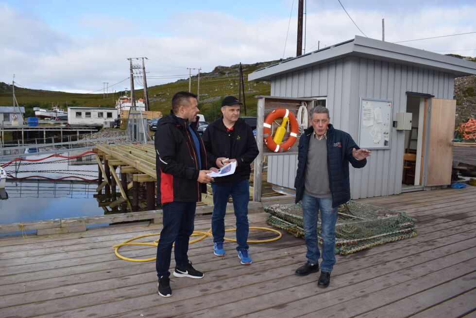Jørn Mallinen og Arnkjell Bøgeberg fra Norway King Crab diskuterer mottaksbygningen med Einar Johansen. Bygningen blir på 170 kvadratmeter.
 Foto: Birgitte Wisur Olsen