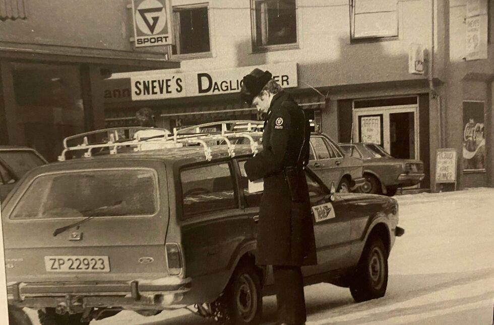 Her skriver en politimann ut en parkeringsbot til en særdeles feilparkert bil utenfor kafé Centrum. Også bilen utenfor Sneves dagligvarer synes å være for nær krysset. I dag er begge gatene stengt for biler.
 Foto: Jahn-Evert Eriksen