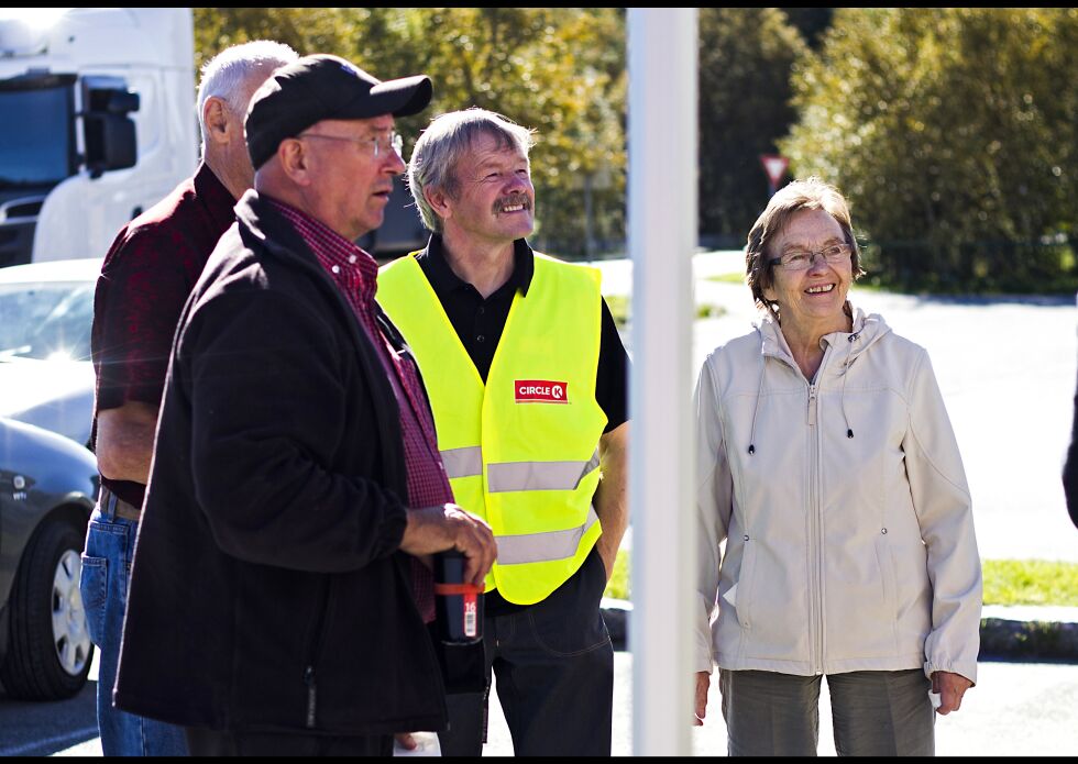 Stasjonssjef Albrigt Rasmussen (t.v med gul vest) smiler bredt sammen med kunder mens han følger med på ruletthjulet.
 Foto: June Helén Bjørnback