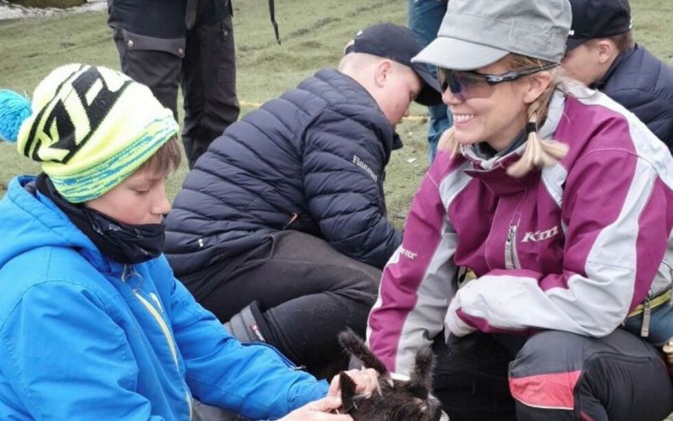Også de unge er med under arbeidet med reinen. Her er  Kate Utsi med nevøen Henrik M. Utsi.
FOTO: PRIVAT