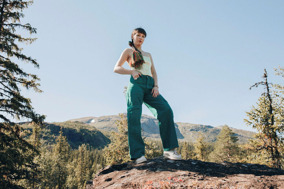 Katarina Barruk skriver låter på sitt morsmål, umesamisk. Dette er et av de mest utrydningstruede samiske språkene i verden og står på UNESCOs rødliste over kritisk truede språk.
Foto: Sara Berglund