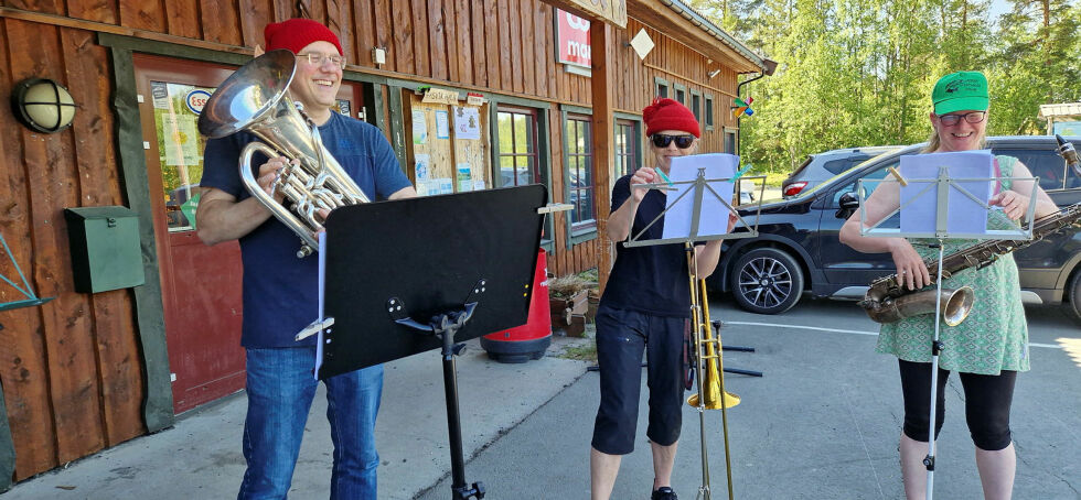 Tore Berglen, Kristin Aspholm og Marion Prabucki spiller koselig julemusikk utenfor Pasviktunet Kafé.
 Foto: Hill Haga