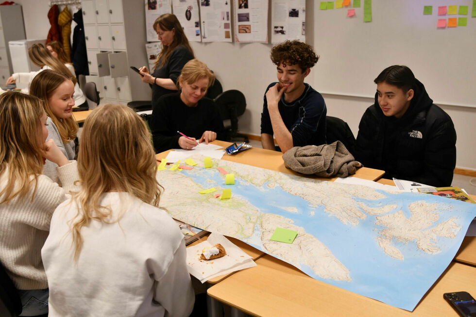 Elevene Aigin Arnrup-Øien, Astrid Alexandra Stensen, Margrethe Sofie Kristoffersen, Nele Salomonsen, Djonat Persen og samfunnsforsker Camilla Risvoll viser på kartet de forskjellige aktivitetene kommunen har å tilby.
 Foto: Oskar Melkeraaen Aas