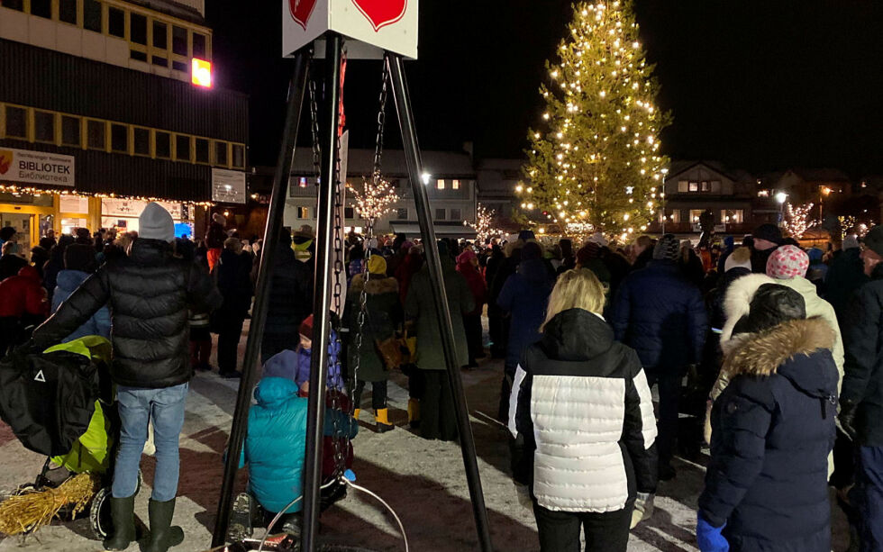 Det var som i gamle dager, med mye folk, da julefurua fra Pasvik ble tent på John Savios plass søndag, og selvsagt var Frelsesarmeen hjertelig tilstedeværende med både gudsord og julekrybbe.
 Foto: Privat
