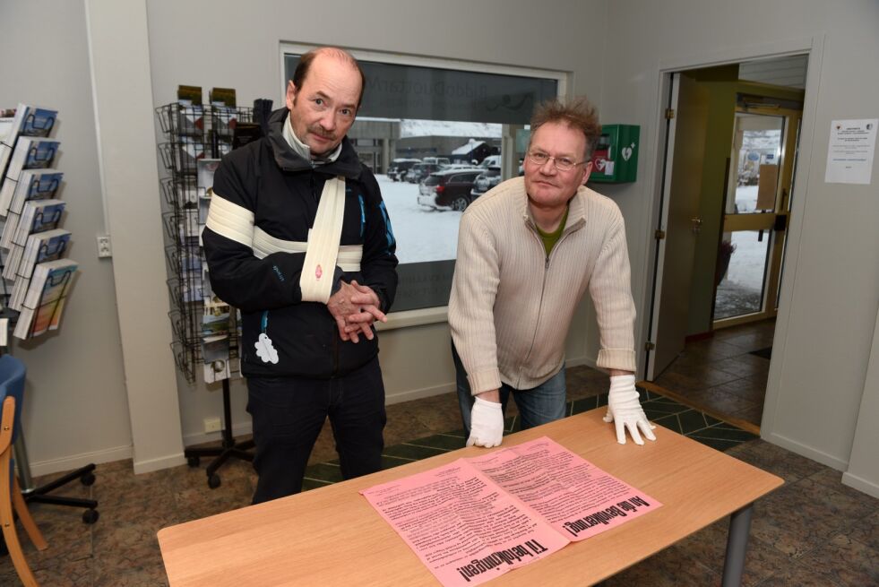 Gunnar Lillebo (til venstre) donerte fredag bort en original evakueringsplakat fra Hamnbukt. Lars Paulsen ved Porsanger museum sier slike gaver er svært viktige for dem.
 Foto: Marius Thorsen