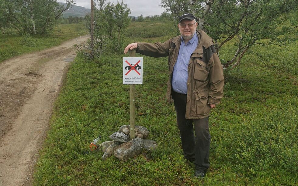 Leder Geir Wulff i Rohči veilag, her foreviga ved Dilljávreveien i Stabbursdalen.
 Foto: Hans Arne Wulff
