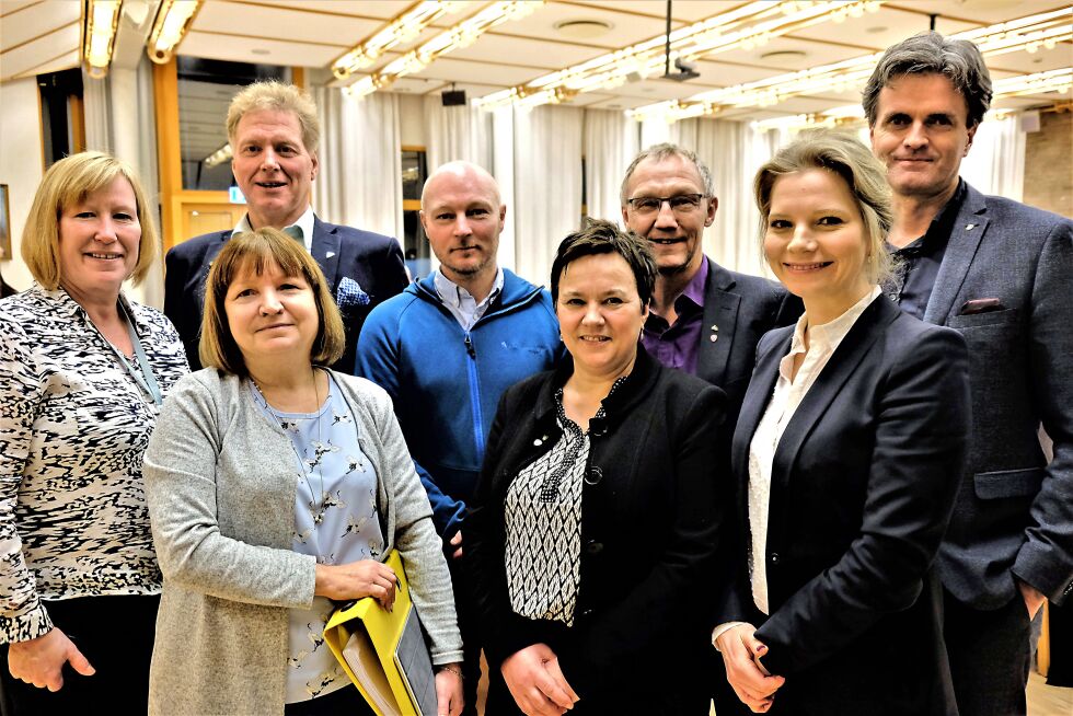 Disse fikk klar for å fortsette forhandlingene med Troms. Fra venstre stabssjef Heidi Brandt, Lise Svenning (H), Johnny Ingebrigtsen (SV), Arne Liaklev (MDG), Ragnhild Vassvik (AP), Geir Ove Bakken (AP), fylkesadvokat Ada Molne Kjøllesdal og fylkesrådmann Øystein
 Foto: Bjørn Hildonen