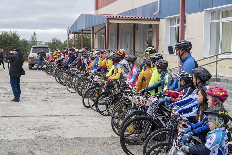 Her ser vi spente unge syklister før staren på det 53 kilometer lange sykkelrittet, som endte i Kirkenes.
 Foto: Barentssekretariatet