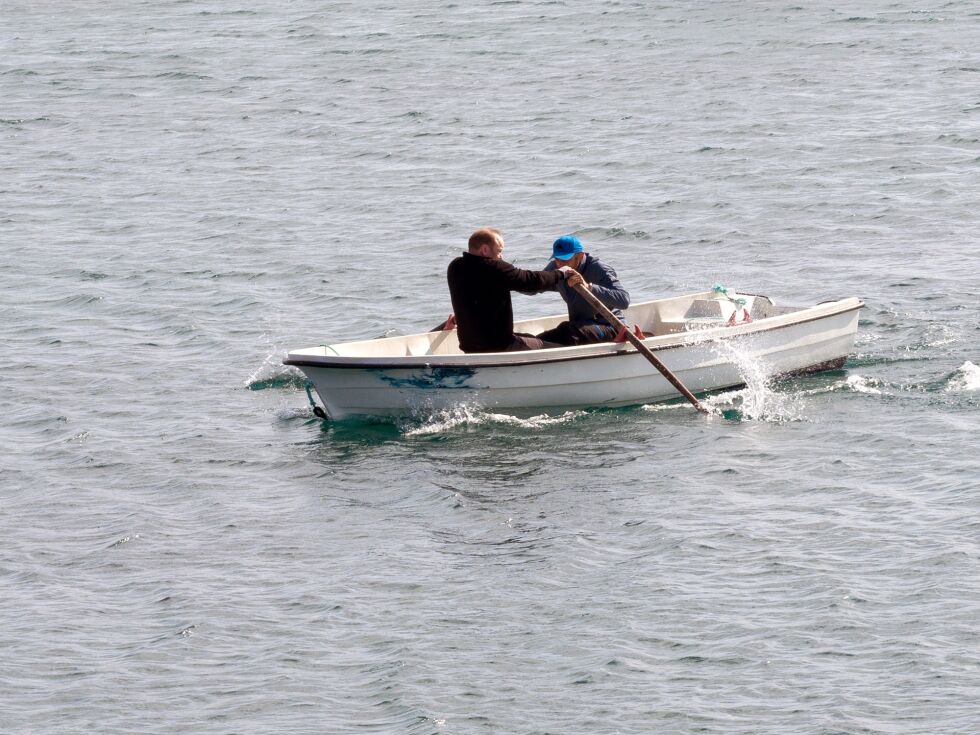 For å hedre dem som i gamle dager rodde ut for å ekspedere rutebåtene som gikk på kysten, arrangeres en robåtregatta under Veidnesdagan. Bildet er fra fjorårets regatta. I år blir det kun singelroing, altså bare én roer i båten.
 Foto: Bengt Mathisen