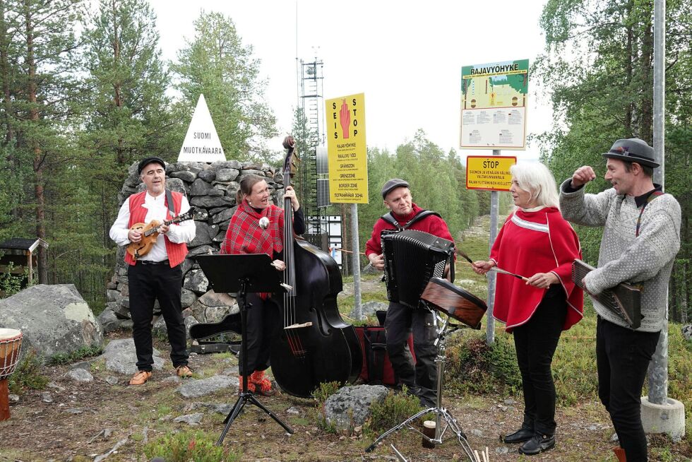 Kon­tra­bass, man­do­lin og trekk­spill er ikke hver­dags­kost på Tre­riks­røy­sa. Arto Rin­ne, Merru Yli-Tepsa, Juk­ka Hannula, Anne Mar­ga­ret Nil­sen og Tryg­ve Bed­da­ri frem­før­te san­ger på blant an­net ka­relsk, skol­te­sa­misk, russ­isk og finsk. Alle foto: Yng­ve Bed­da­ri