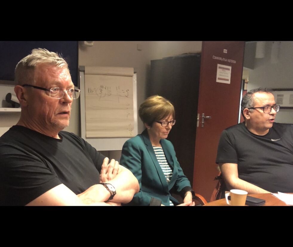 Kommunedirektør i Karasjok, Kurt Maurstad, rektor ved Samisk videregående skole, Synnøve Solbakken-Härkönen og kommuneoverlege Georges Nasr orienterte om coronamistanken som dukket opp tirsdag.
 Foto: Stein Torger Svala