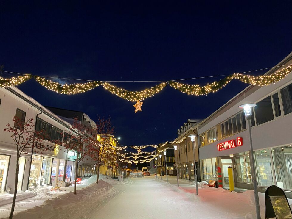 Den fine julegata i Kirkenes lyser nå opp gågata på overtid, men ifølge Silje Traa på husfliden blir den tatt ned så fort Varanger Kraft har kapasitet.
 Foto: Hallgeir Henriksen