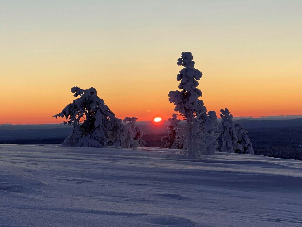 Rundt klokka 11.15 den 10. januar var Ben Arne Sotkajærvi på plass syd for Vaggatem, og fikk akkurat knipsa sola de få minuttene en skalk av den stakk seg over fjellet i syd.
 Foto: Ben Arne Sotkajærvi