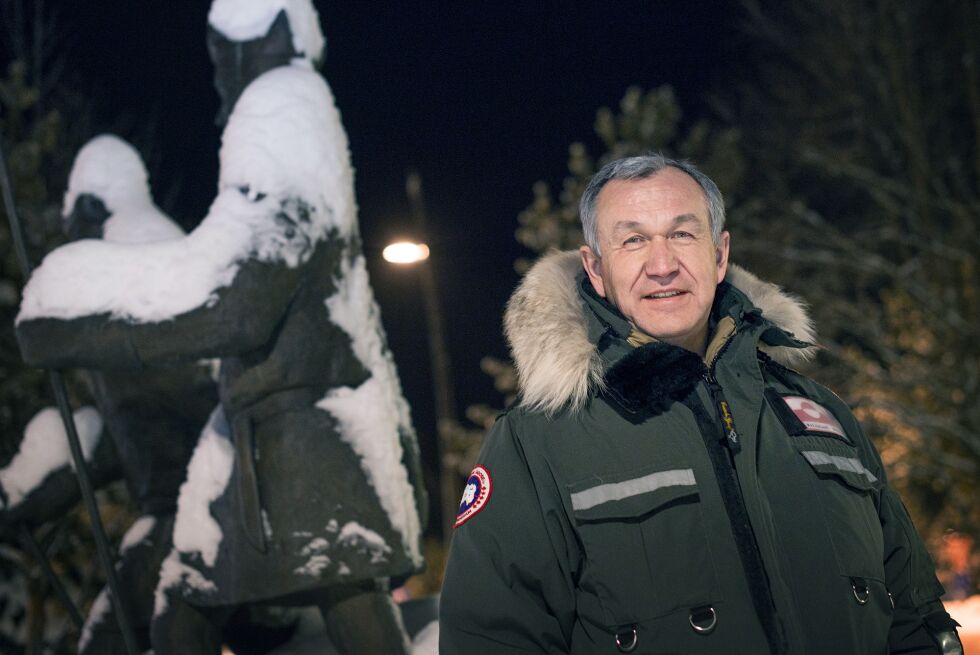 Per Rosing-Petersen fra Inuit-partiet på Grønland ønsker full selvstendighet og endelig avvikling av dansk kolonivelde. Her ved statuen av Balto og Ravna, de første som krysset hans hjemlands innlandsis sammen med Nansen.
 Foto: Frøydis Falch Urbye