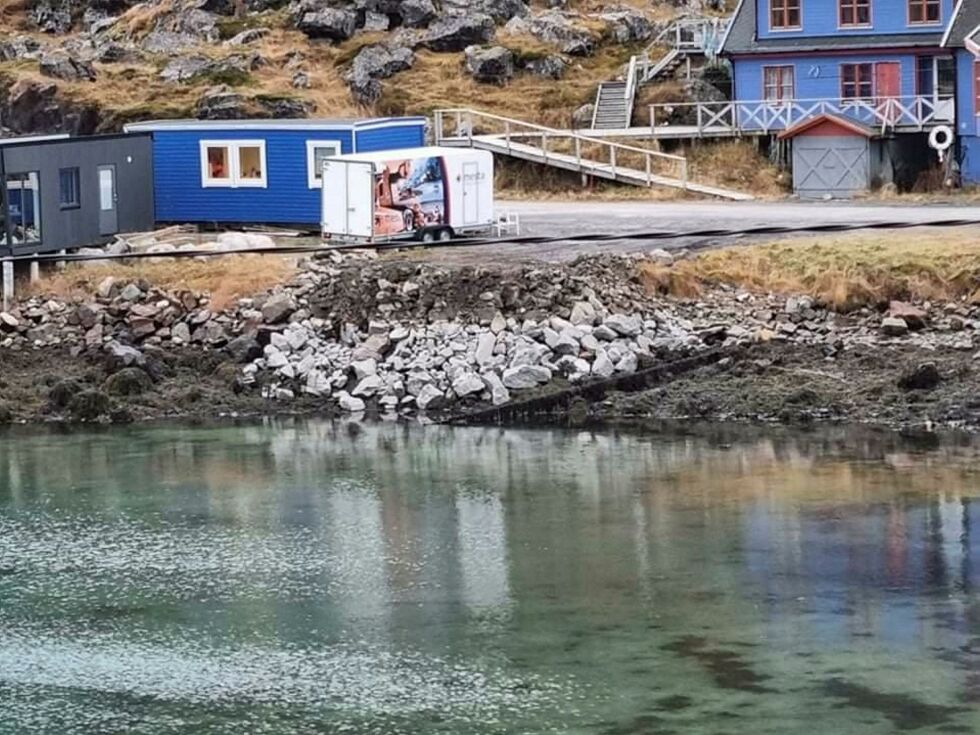 Ragnhild Nilsen i Kamøyvær reagerer på at Mesta har dumpet store masser i fjæra i fiskeværet.
 Foto: Ragnhild Nilsen