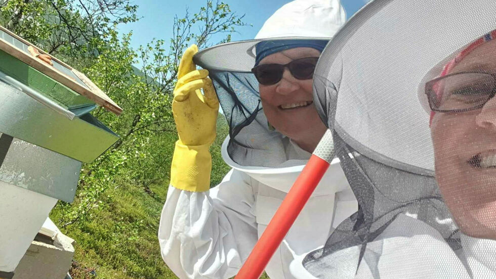 Sissel Goodgame (til venstre) og Aina Borch konkurrerer i NM i honning.
 Foto: Privat