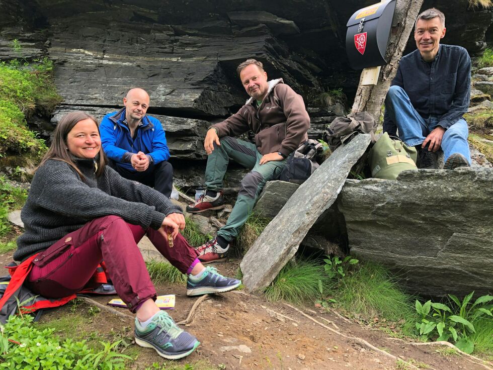 Anna Melkeråen, Erik Nilssen, Reidar Hansen og Tor Mikalsen utenfor Baalsrudhulen. Foto: Elin Wersland.