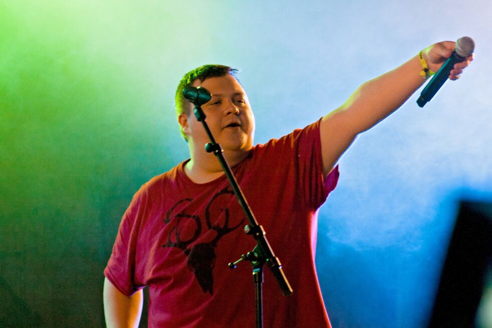 Nils Rune Utsi SlinCraze fra Máze stod på Márkomeannu-scenen.
 Foto: Raisa Porsanger