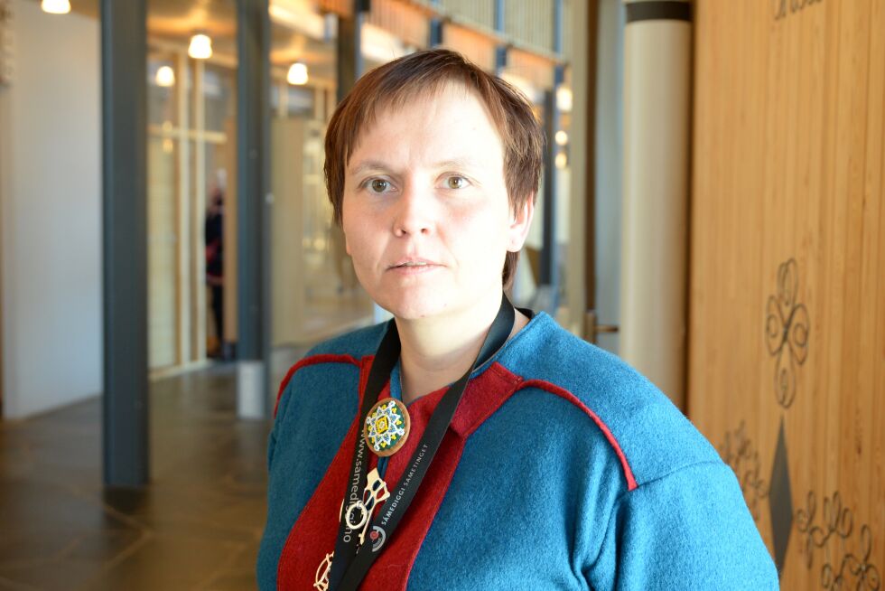 Hun vil ikke inn i «fornorskningsstyret», som er hennes betegnelse på reindriftsstyret. 
Nancy Charlotte Porsanger Anti fra Tana er reineier og første vara til Sametinget for Senterpartiet i Østre valgkrets. Hun er også vara til Stortinget og har debutert der. Forrige uke deltok hun på Sametingets plenumsmøte, hvor hun ga sterke meldinger om reindriftsstyret.
 Foto: Steinar Solaas