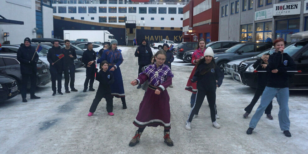Også mannskap fra Havila Kystrutens skip hev seg med på Bli-med-dansen.
 Foto: Geir Johansen