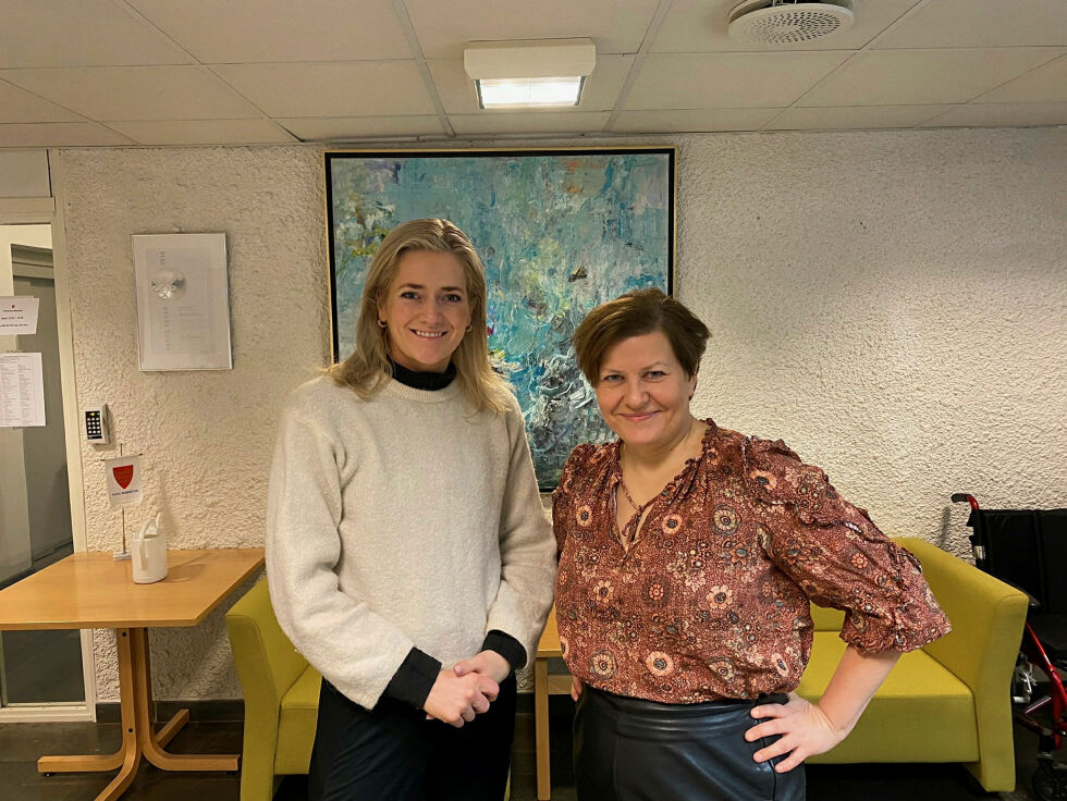 Justisminister Emilie Enger Mehl tok turen innom Tana-ordfører Helga Pedersen.
 Foto: Privat