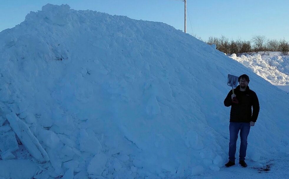 Biblioteksjef Jørgen Betten skal gjøre om snødungen til kinolerret før lørdagens arrangement åpner.
Begge foto: Privat