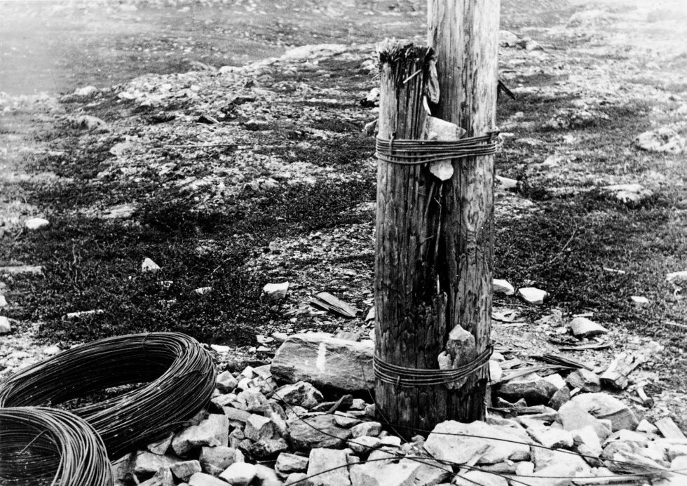 Midlertidig sammenskjøtet telefonstolpe i Finnmark etter krigen. Foto: Telenor kulturarv. Telemuseet. Norsk Teknisk Museum