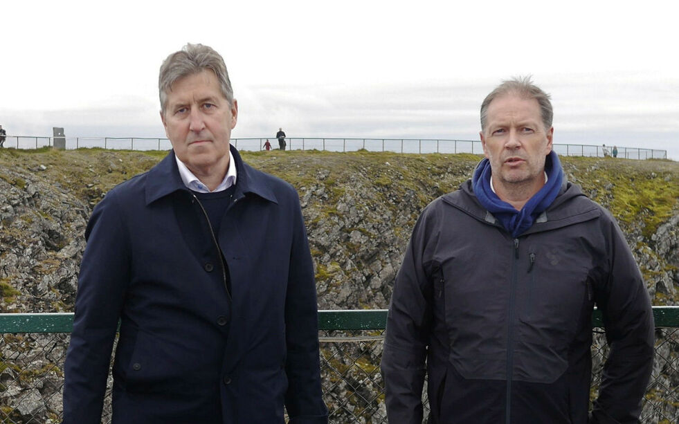 Asle Prestegård i Scandic Hotels (til venstre) og Ronny Wilhelmsen i Rica Eiendom har skrevet brev til Nordkapp kommune, der de ber om at den nye områdeplanen sikrer at private aktører kan drive, forvalte og videreutvikle tilbudet på Nordkapp. Foto fra befaring på platået i forbindelse med rettssak om Nordkapp i august 2022.
Foto: Geir Johansen