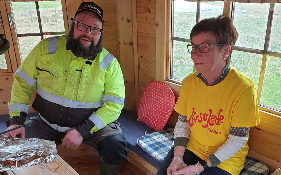 Vaktmester Jon Nikolaisen og Bitten Sarre sto for grillmaten.
 Foto: Asfrid Karlsen