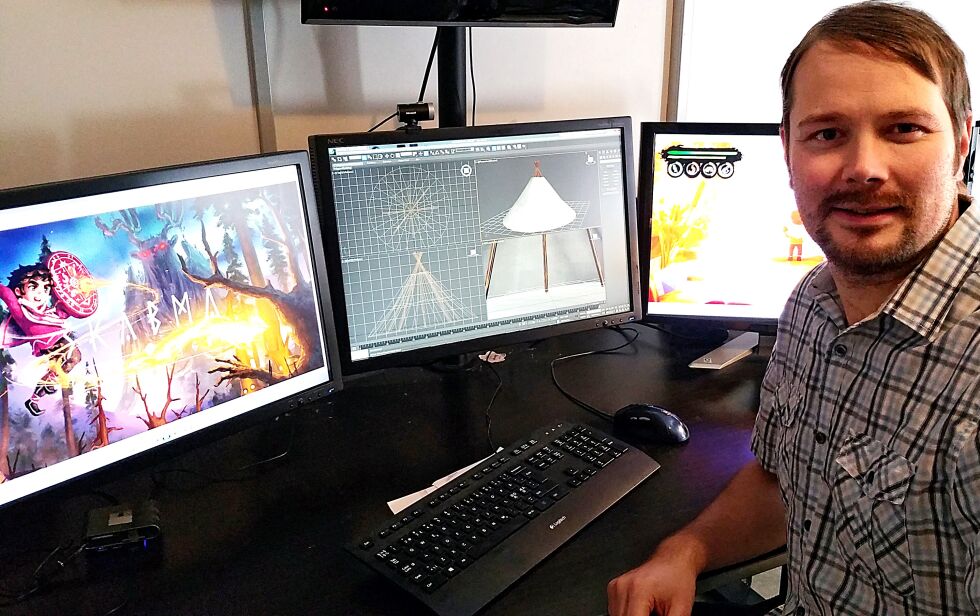 Mikkel går gjennom detaljene i 3D-modellen av en lávvu og kvalitetssjekker form og design. Han passer på at det samiske innholdet er autentisk. I sitt arbeid bruker han en programvare som også brukes av mange store spill- og animasjonsstudio, deriblant Disney.
 Foto: Pressefoto