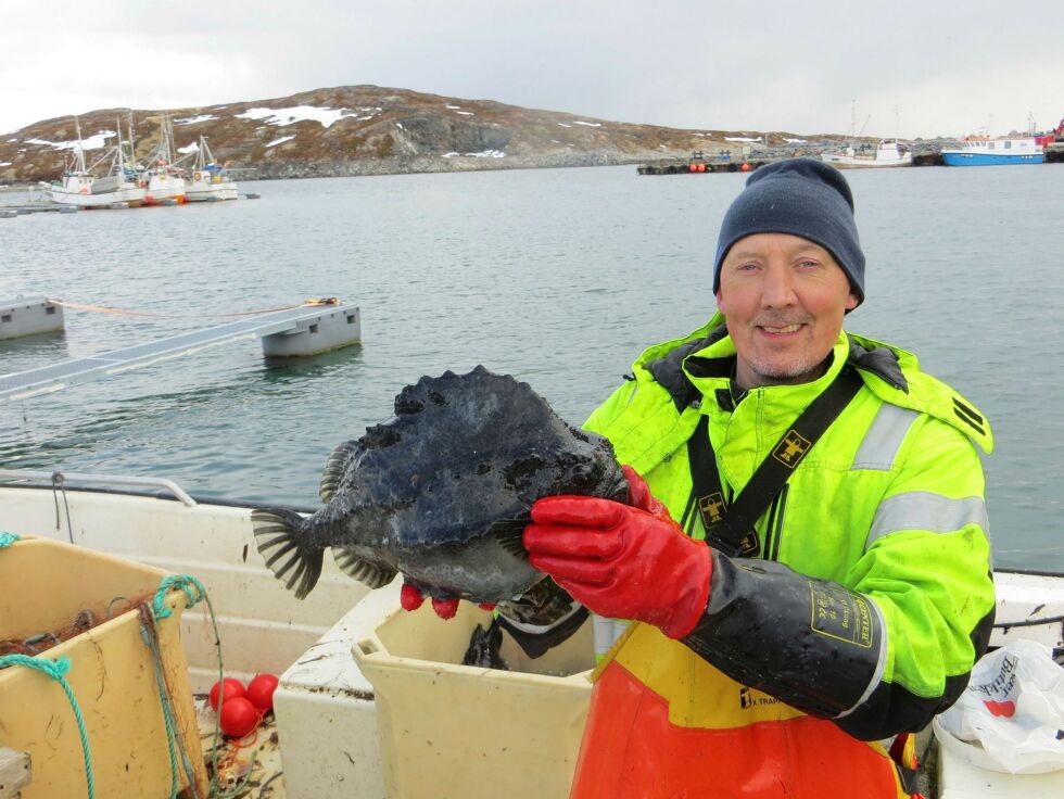 Her ser vi fisker Ken Gøran Ingilæ vise frem et eksemplar av rognkjeks.
 Foto: Vilfred Ingilæ