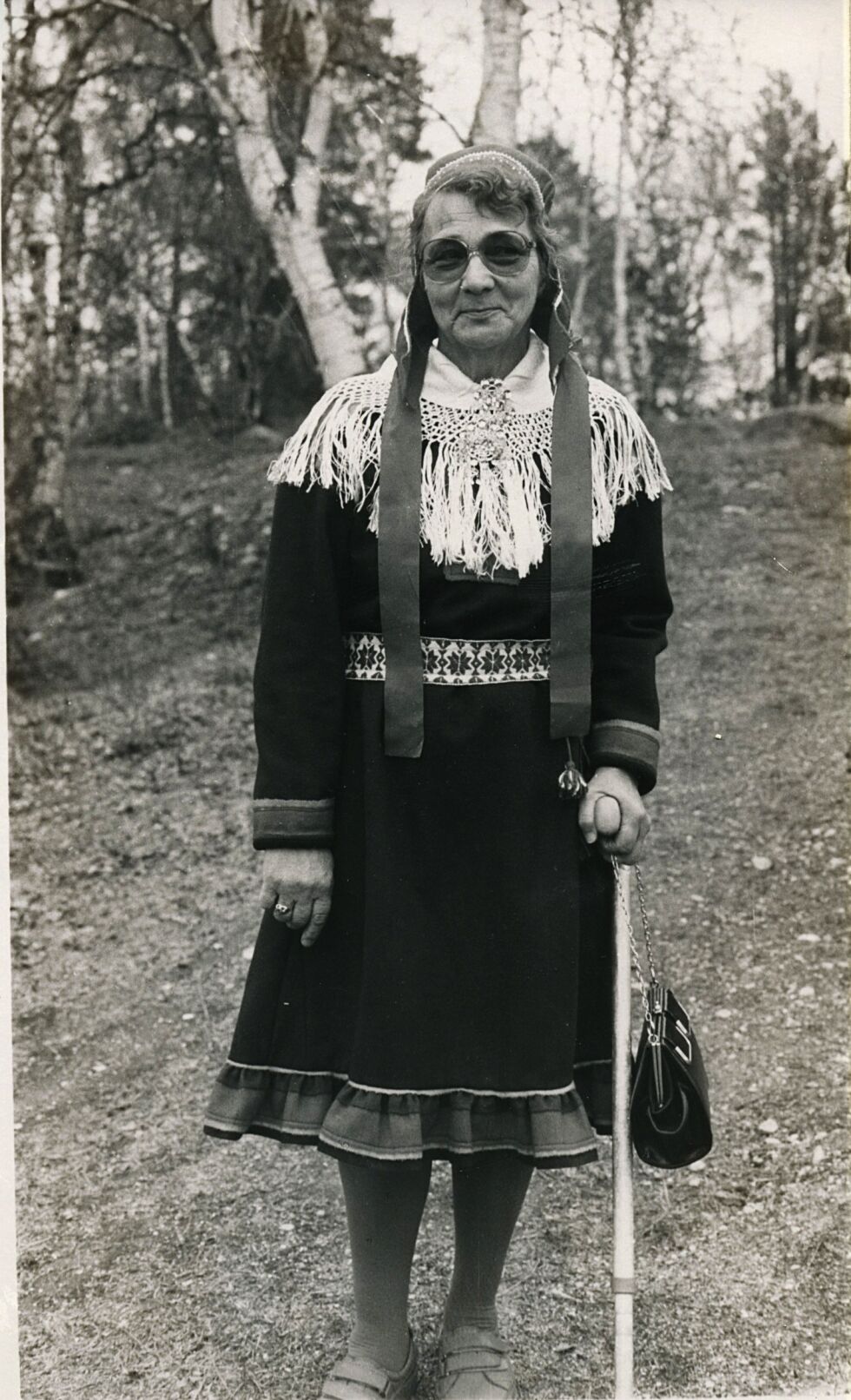 Nelly Must (1922-2003) fra Jarfjord har betydd mye for å ivareta samiske håndarbeidstradisjoner. Her ser vi henne i kofte i et bilde fra vårt arkiv.
 Foto: Arkiv