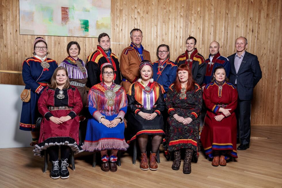 Sametingets oppvekst-, omsorgs- og utdanningskomité. Sittende Aili Guttorm (NSR), Ann Britt Eira Sara (Ap), Sandra Márjá West (NSR). Ann-Elise Finbog (SfP), Sylvi Pedersen Vatne (Nkf) Stående: Helén Storelv-Rabone (NSR), Kirsten Inger Anti (Sp), Piera Heaika Muotka (NSR), Kjetil Romsdal (Nkf), Mathis Eilert Olsen (NSR), Jovna Vars Smuk (NSR), Tom Sottinen (Ap), Knut Einar Kristiansen (Nkf). I dette møtet hadde Sylvi Pedersen Vatne og Aili Guttorm forfall og var erstattet av varaene Nora Ollila Sandmo og Ida Emilie Lindseth.
 Foto: Árvu/Sametinget