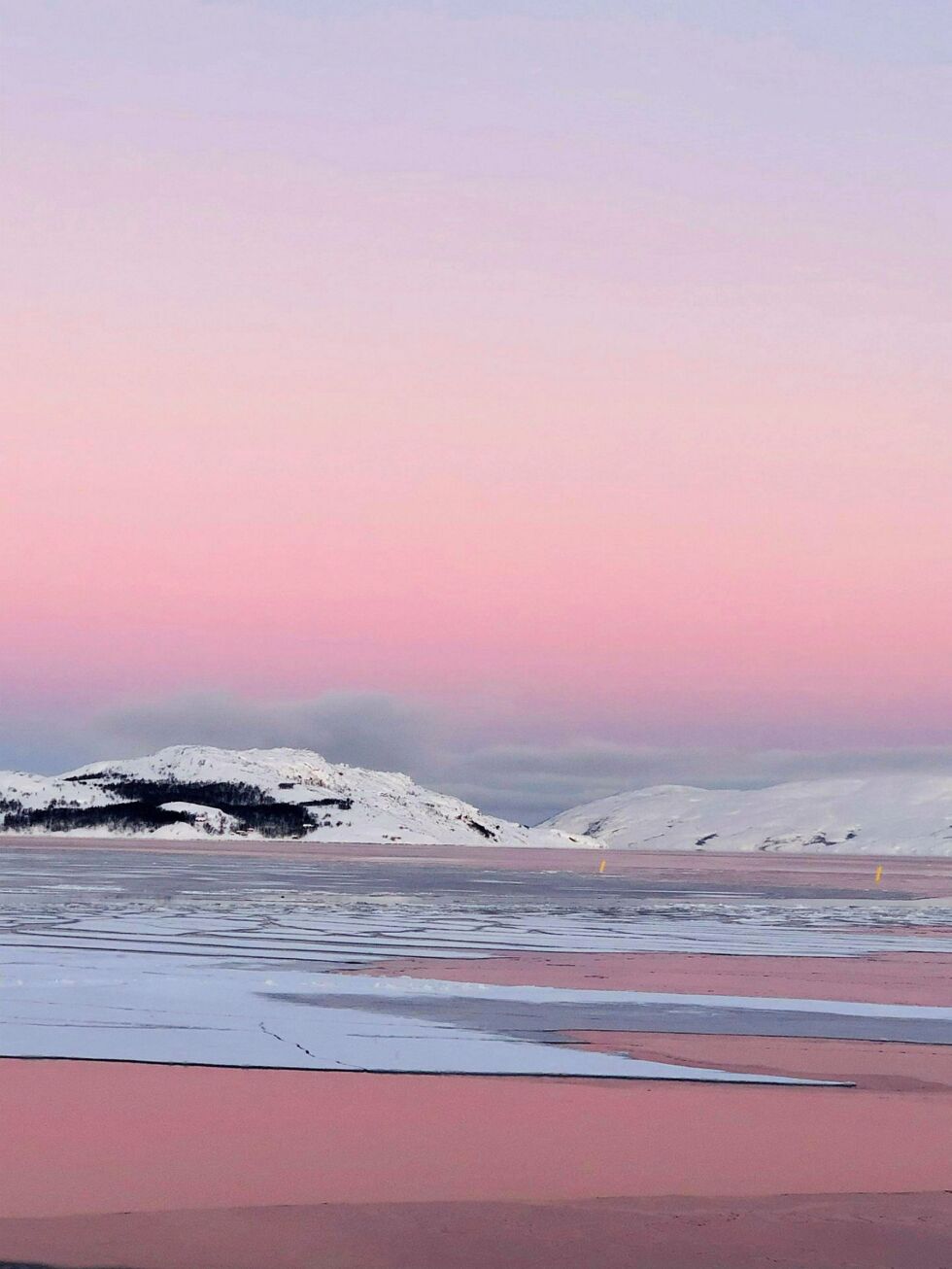 Sjøl om man­dag 10. ja­nu­ar ikke var spe­si­elt kald var det nok til at him­me­len åpen­bar­te seg med de her­lig­ste pas­tell­far­ger ut mot Var­ang­er­fjord­en, der en kan se litt frost­røyk
 Foto: Mette Fredriksen