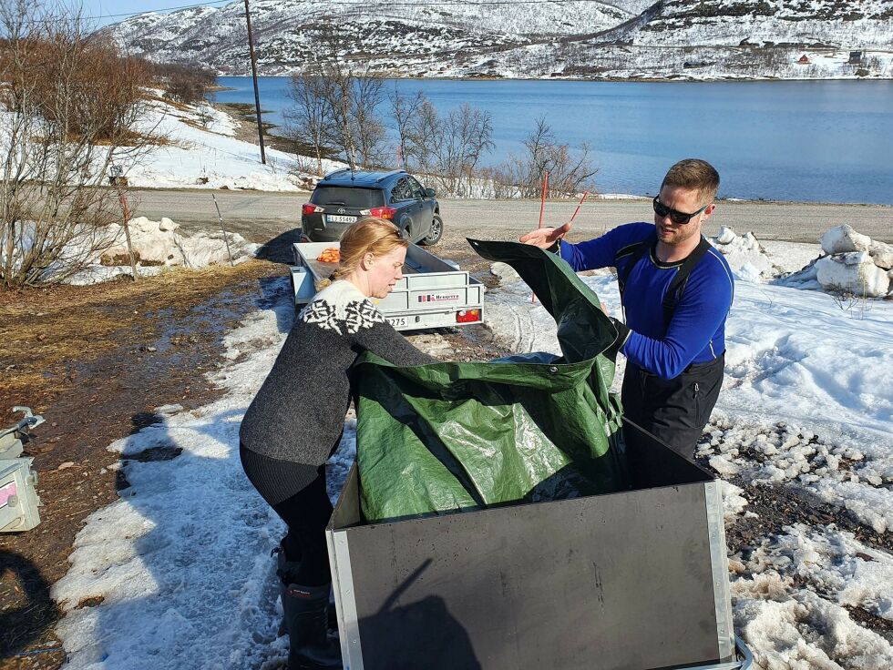 Mar­te Hem (til venst­re) og Øy­vind Erlandsen i Erlandsen Ren­hold las­ter opp rent sen­ge­tøy i skutersleden og skal frakte det over til Tor­hop-si­den, til brak­ke­rig­gen som en­tre­pre­nø­ren An­legg Nord AS bor i på Aus­kar­nes.
 Foto: Tom Hardy