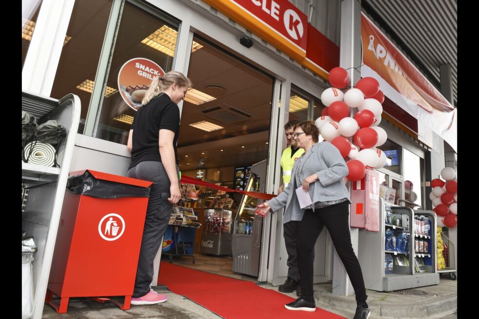 Det er ingen åpning uten en snor som skal klippes og rød løper. Annika Stensen og Sten Robert Ratama holder snoren, mens Kate Persen får den store æren av å klippe den.
 Foto: Sigurd Schanke