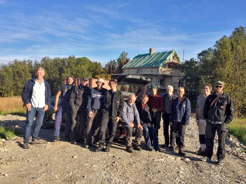 Teamet fra Norsk Folkemuseum, som jobber med dokumentasjon og demontering av gjenreisingshusene i Porsanger.
 Foto:  Haakon Harriss, Norsk Folkemuseum