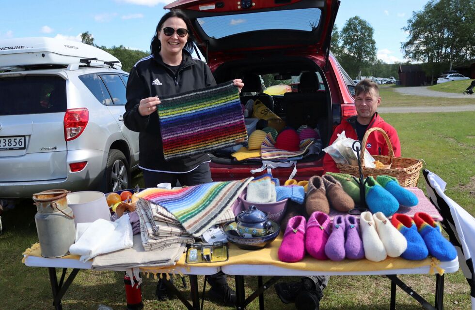 Irene Falck Jensens bil var full av hjemmelagde produkter som tøfler og løpere.
 Foto: Mari-Ann Nilsen
